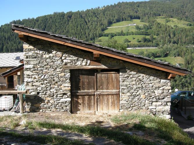 Challand-Saint-Victor, loc. Provche. Architrave in legno.