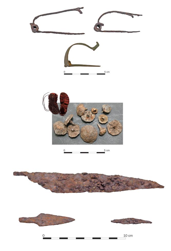 Dall'alto: fibule in ferro e bronzo; chiodini da scarpa in ferro; strumenti in ferro.