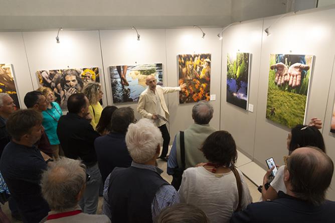 Mardi 20 juin 2023. Inauguration, à l'Hôtel des États d'Aoste, de l'exposition photographique « Andrea Alborno. Storie di viaggio ».