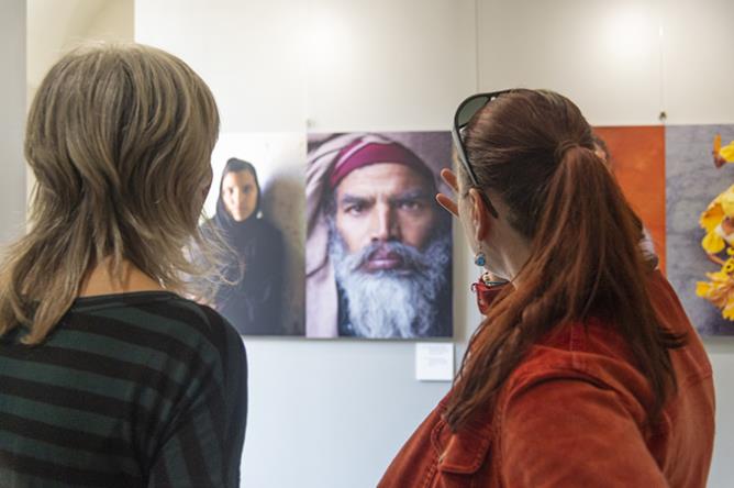 Mardi 20 juin 2023. Inauguration, à l'Hôtel des États d'Aoste, de l'exposition photographique « Andrea Alborno. Storie di viaggio ».