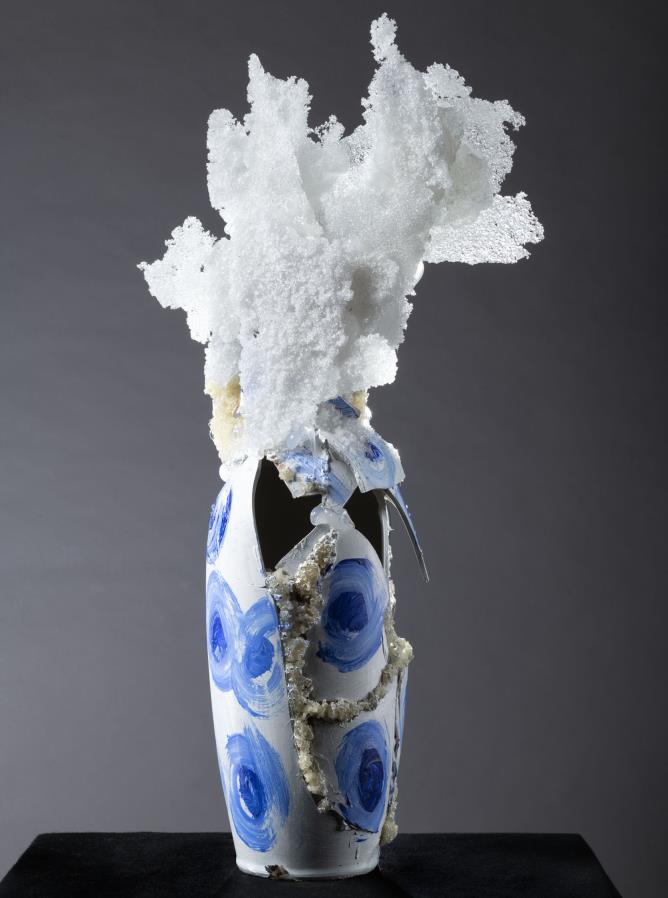Massimo Sacchetti, Instabile, 2024. Porcelaine peinte, grains de verre et résine