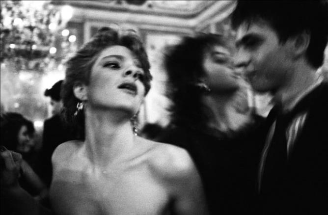 Letizia Battaglia |  Il Ballo. Festa di Capodanno a Villa Airoldi. Palermo, 1985 © Archivio Letizia Battaglia