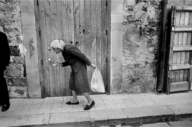 Letizia Battaglia |  Il gelato per la Festa di San Sebastiano. Mistretta, 1983 © Archivio Letizia Battaglia