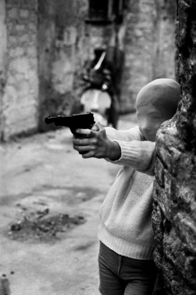 Letizia Battaglia |  Vicino alla Chiesa di Santa Chiara. Il gioco del killer. Palermo, 1982 © Archivio Letizia Battaglia