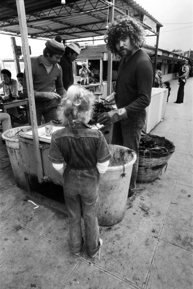 Letizia Battaglia !  Venditore di ricci a Mondello. Palermo, 1977 © Archivio Letizia Battaglia