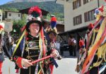 Grand défilé des groupes en costumes traditionnels